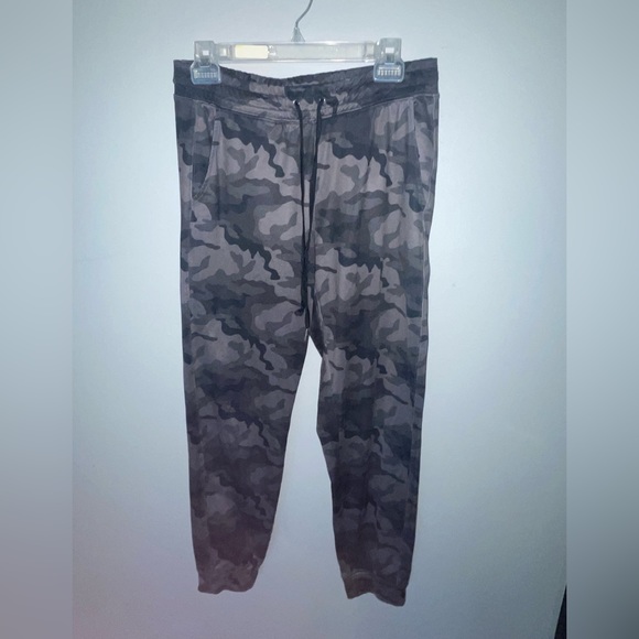 American eagle, camo joggers, Size Medium - Picture 2 of 3